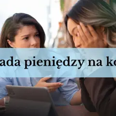 Dwie kobiety rozmawiają o tym, ile trwa blokada środków na koncie. Jedna jest zmartwiona, druga pociesza.