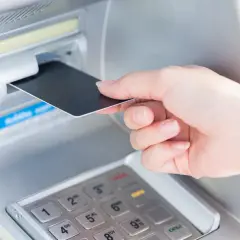 Wkładanie karty do bankomatu, aby sprawdzić PIN.