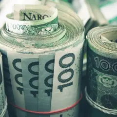 Zwijane pliki banknotów 100 zł. Ile w Polsce jest milionerów? Tyle pieniędzy może oznaczać bogactwo.