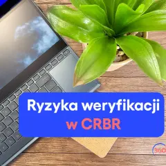 Laptop i roślina na drewnianym tle. Niebieski pasek z napisem "Ryzyka weryfikacji w CRBR". CRBR to skrót od Centralnej Bazy Rachunków.