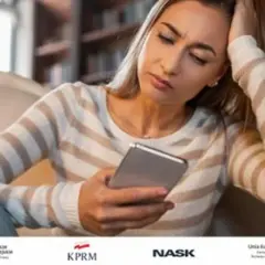 Zmartwiona kobieta przegląda telefon, być może natknęła się na fałszywe strony internetowe.