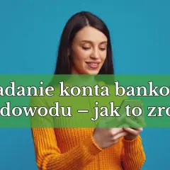 Kobieta z uśmiechem patrzy na telefon, na którym widnieje napis "Zakładanie konta bankowego bez dowodu – jak to zrobić?". Szybkie i łatwe konto bankowe online bez selfie.
