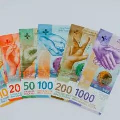 Szwajcarskie franki, od 10 do 1000, symbolizują bezpieczeństwo finansowe, chroniąc konto przed komornikiem.