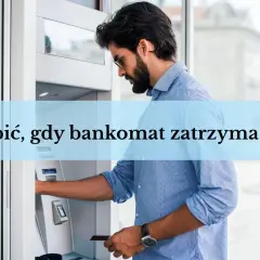 Mężczyzna z kartą w ręku przy bankomacie, zastanawia się, co zrobić, gdy bankomat zatrzyma kartę.