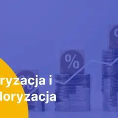 Koszty rosną, a waloryzacja co to znaczy? Wyjaśnienie pojęć waloryzacja i rewaloryzacja na tle rosnących stosów monet z procentami.