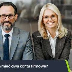 Uśmiechnięci biznesmeni w garniturach. Pytanie brzmi: czy można mieć dwa konta firmowe?