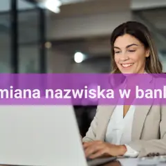 Uśmiechnięta kobieta przy laptopie, załatwiająca zmianę nazwiska w banku.
