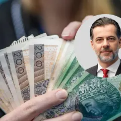Czy państwo może zabrać pieniądze z konta w razie wojny? Mężczyzna w garniturze trzyma banknoty 200 zł.