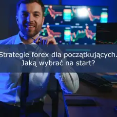 Uśmiechnięty mężczyzna przy biurku z wykresami giełdowymi na monitorach. Temat: strategie forex dla początkujących.
