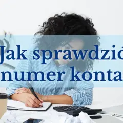Kobieta pisze, wykonując weryfikację rachunku bankowego. Na biurku kalkulator, kubek i rower w tle.