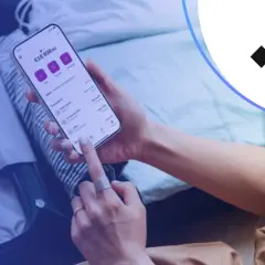 Osoba sprawdza saldo na telefonie, używając aplikacji Skrill. Czy Skrill jest bezpieczny? Tak, to popularny i bezpieczny sposób na zarządzanie finansami.