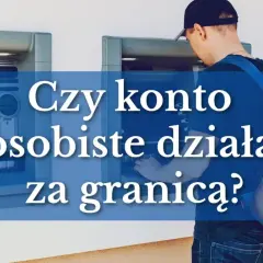 Mężczyzna z plecakiem przy bankomacie. Czy konto osobiste działa za granicą?