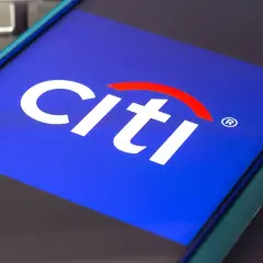 Ekran telefonu z logo Citi. Szukasz informacji, jak zamknąć konto w Citi Handlowy?