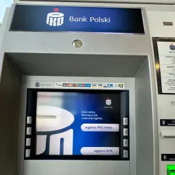 Bankomat PKO Banku Polskiego oferuje wypłatę gotówki. Na ekranie widoczna opcja "wypłata PKO Awizo" i "wypłata BLIK".