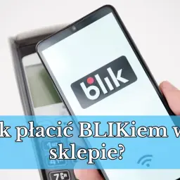 Ręka trzyma smartfon z logo BLIK nad terminalem płatniczym. Czy da się wplacic pieniadze bez karty? Tak, BLIKIEM!