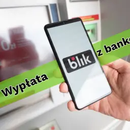 Wypłata z bankomatu Alior Bank za pomocą Blik. Smartfon z logo Blik w dłoni przed wpłatomatem.