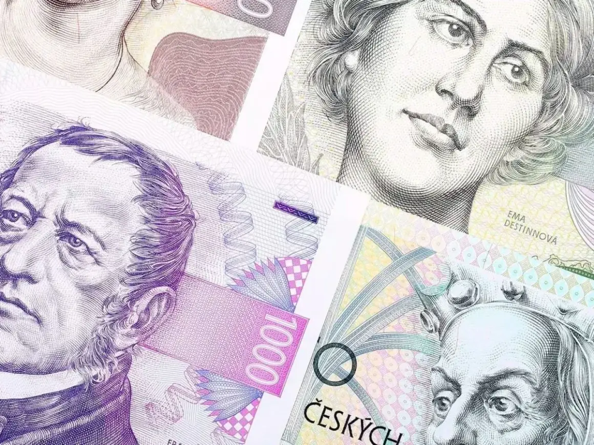 Zbliżenie na banknoty, ukazujące portrety i napisy. Widoczna waluta w Czechach, z fragmentami 1000 koron.