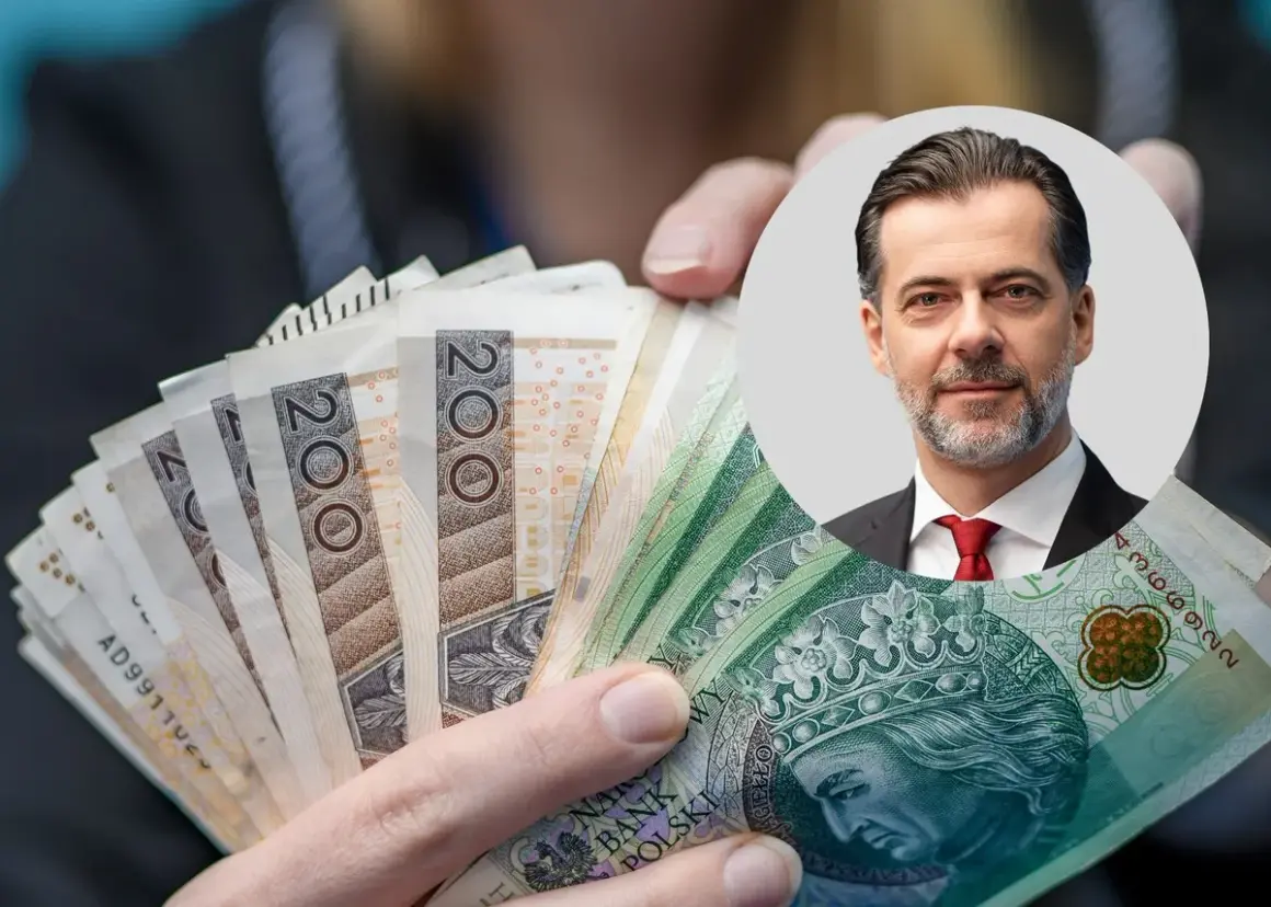 Czy państwo może zabrać pieniądze z konta w razie wojny? Mężczyzna w garniturze trzyma banknoty 200 zł.