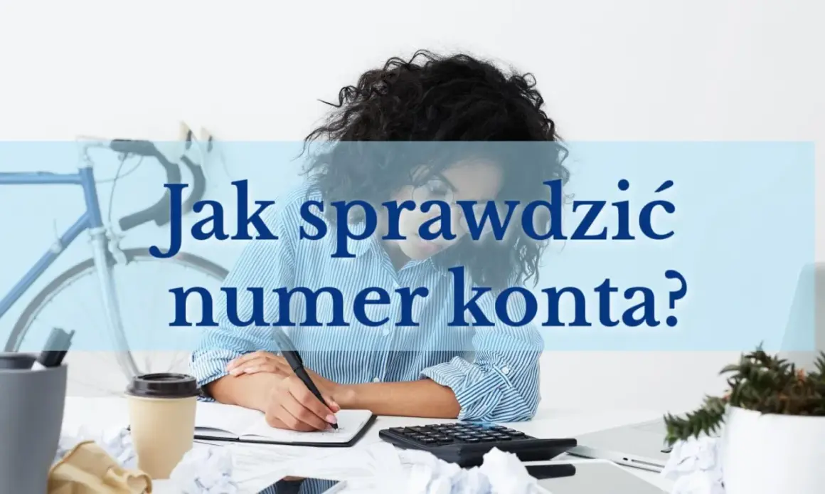 Kobieta pisze, wykonując weryfikację rachunku bankowego. Na biurku kalkulator, kubek i rower w tle.