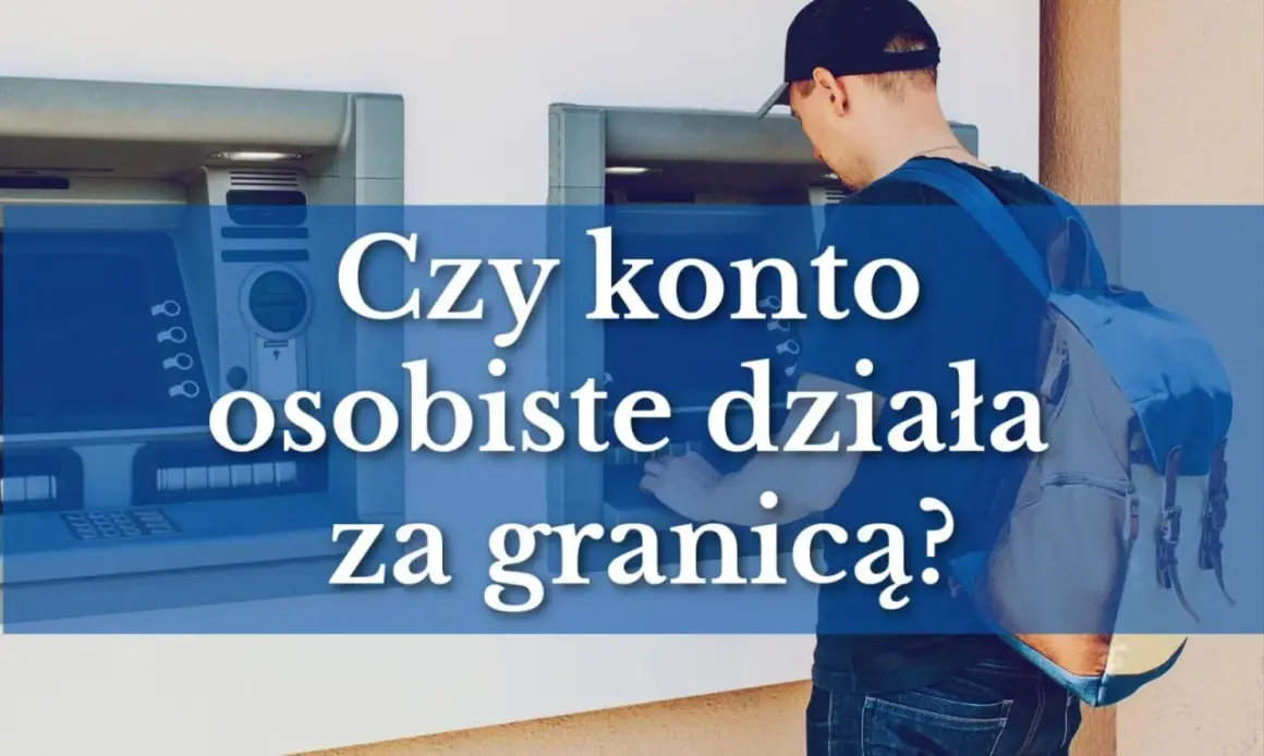 Mężczyzna z plecakiem przy bankomacie. Czy konto osobiste działa za granicą?