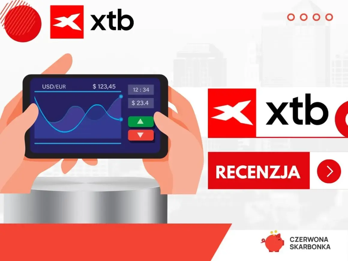 Ręce trzymają smartfon z wykresem kursu USD/EUR. Logo XTB i napis "Recenzja" sugerują, że to materiał o tym, czym jest XTB.