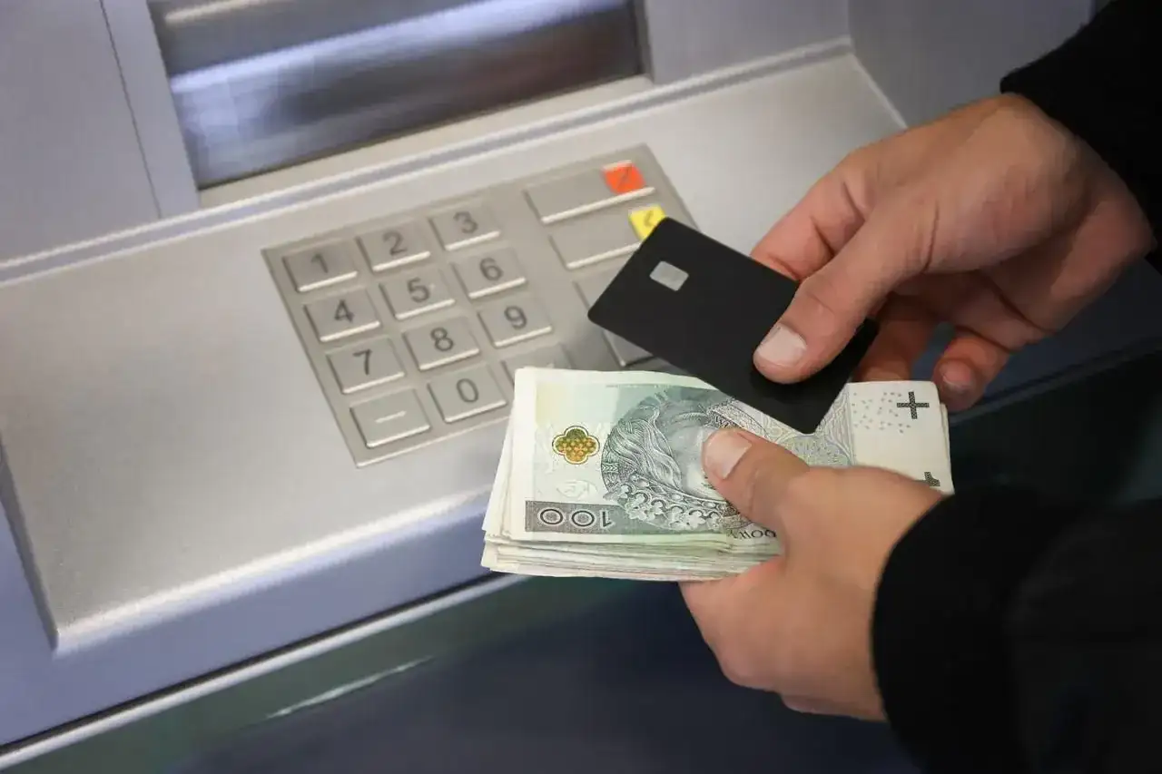 Jak wpłacić gotówkę na konto i uniknąć opłat?