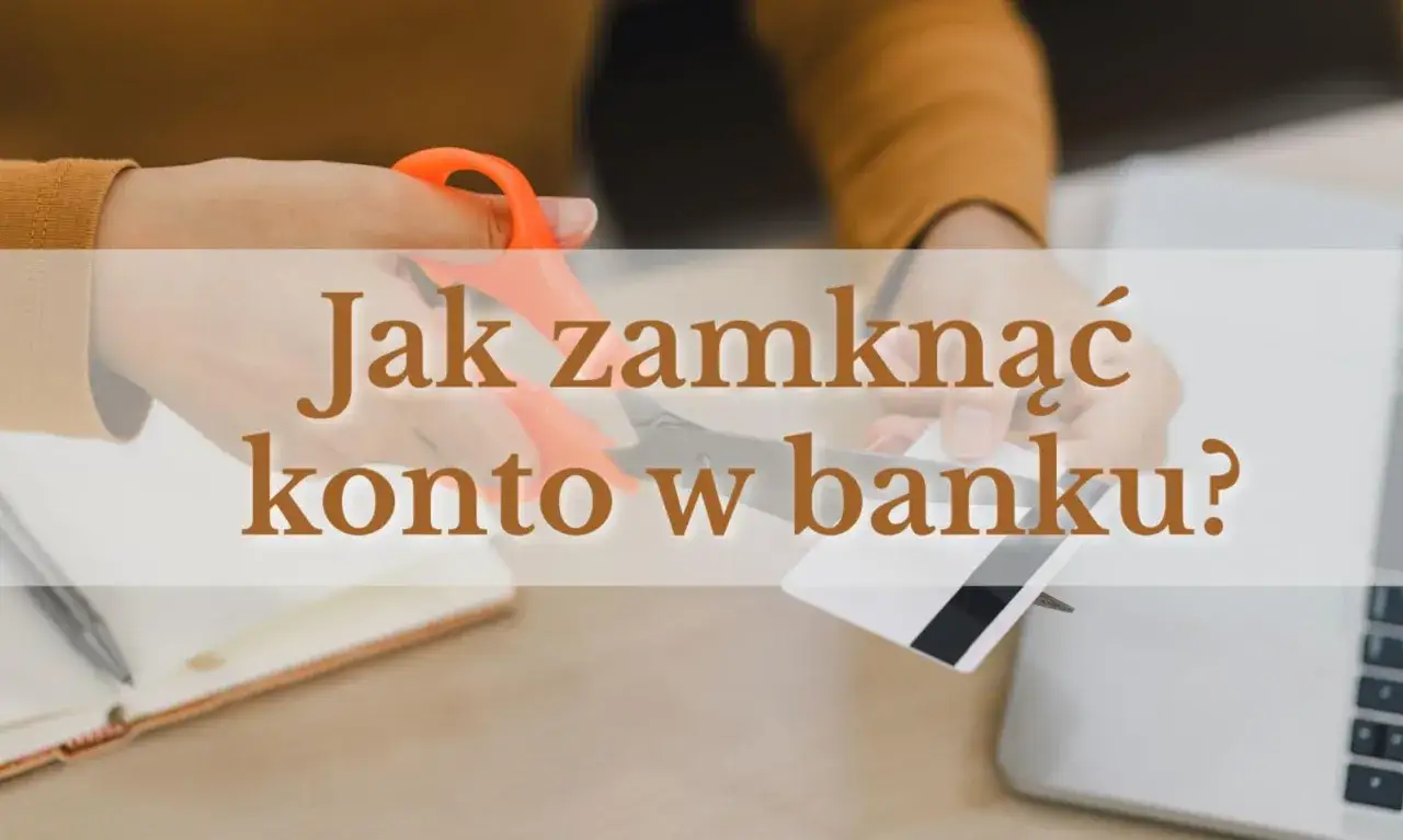 Ręce przecinają nożyczkami kartę płatniczą, symbolizując proces santander zamknięcie konta. Obok leży laptop i notatnik.