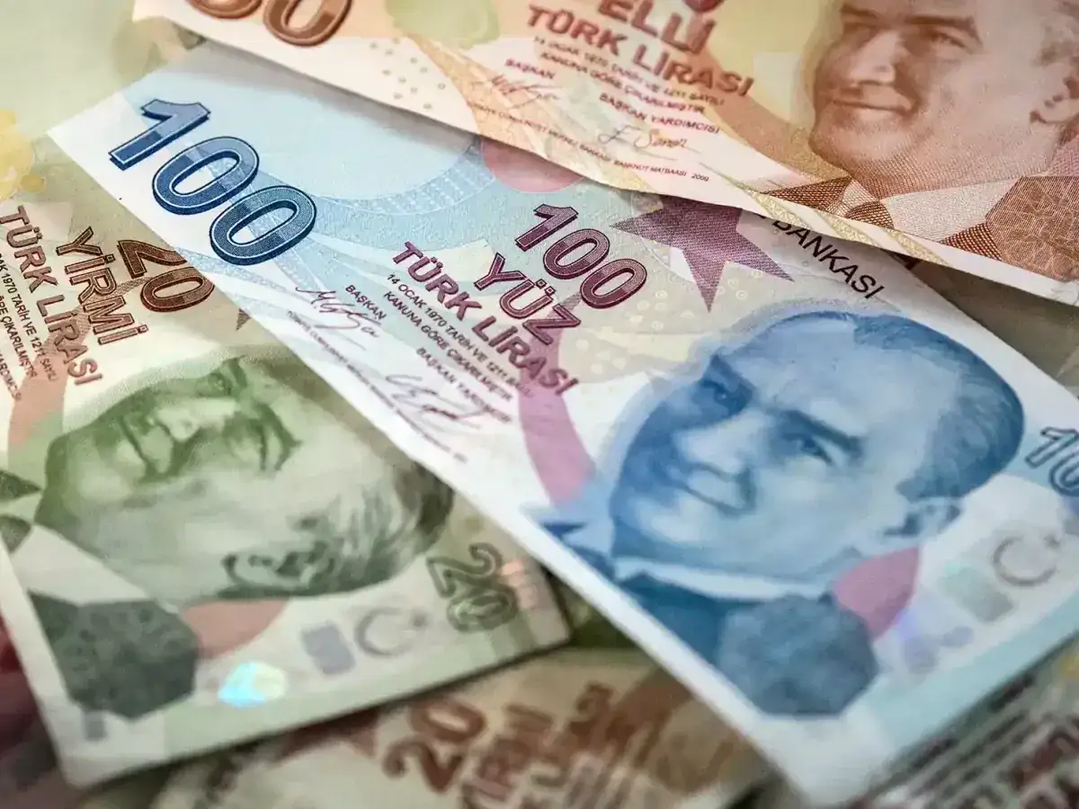 Turecka waluta: banknoty 100 i 20 lir tureckich z wizerunkami Atatürka.