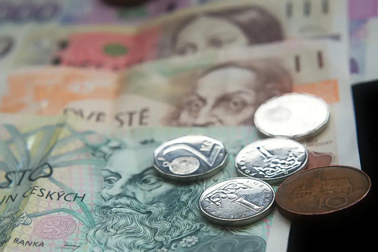 Monety i banknoty, czyli waluta w Czechach. Widoczne są korony czeskie, w tym monety o nominałach 1 i 5.