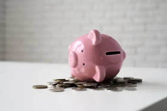 Gdzie trzymać pieniądze poza bankiem? Praktyczny poradnik